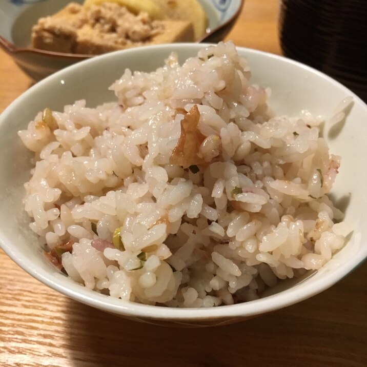 梅干しと塩昆布の炊き込みご飯